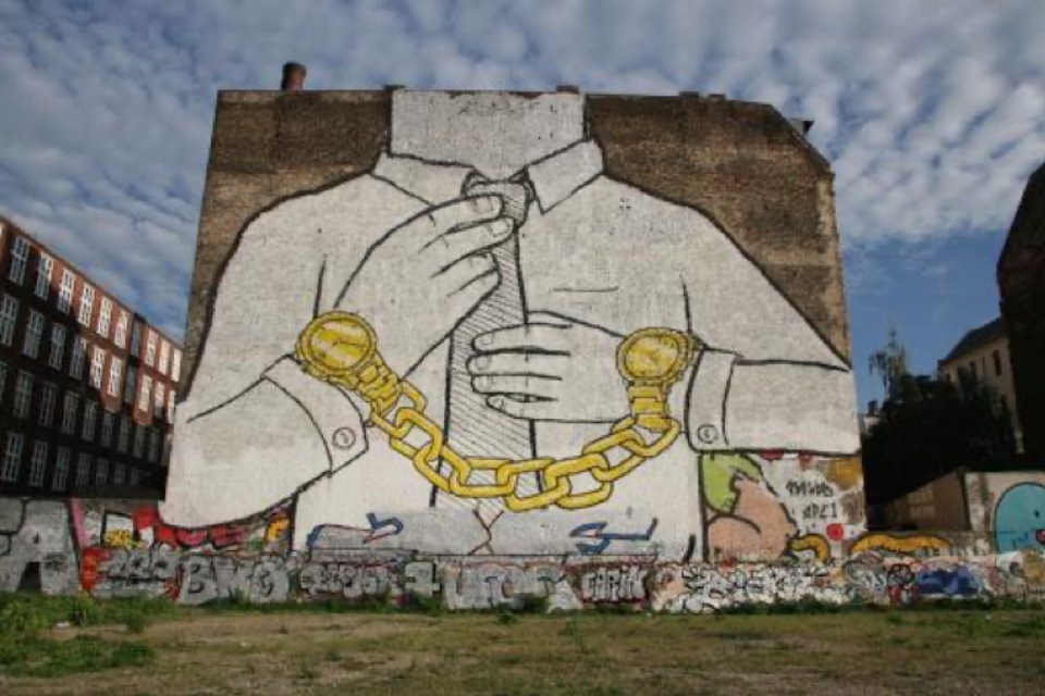 Is street binnen nog wel street art, Blu, Berlijn